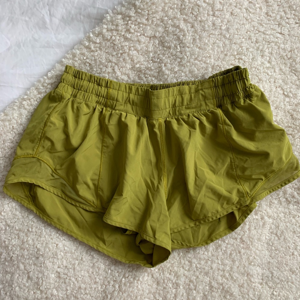 Lululemon Hotty Hot Low rise 2.5 inch short